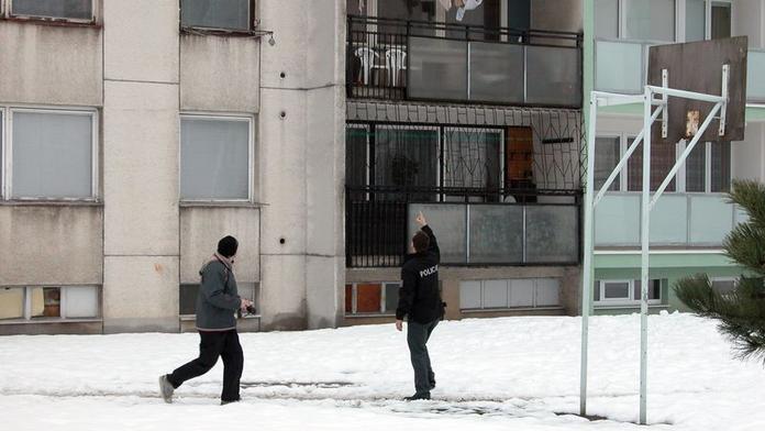 Přežil pád z 12. patra. Jinde žena zemřela