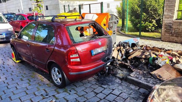 Od kontejneru chytlo auto s botičkou. Strážníci mu nasadili novou