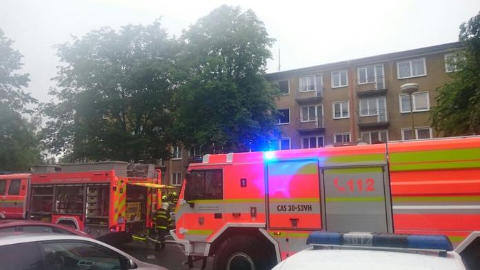 Z hořícího bytu museli policisté dostat nájemníka silou, 7 raněných