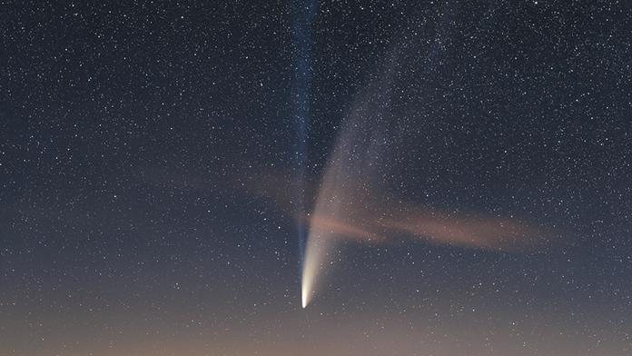 Kometa s dvěma ohony nad Suchým vrchem, český fotograf opět sklízí úspěch