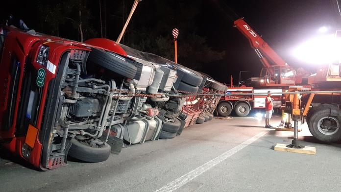 Z převrácené cisterny u dálnice D1 unikala kyselina, zásah trval 15 hodin