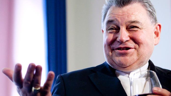 Dominik Duka je kardinálem. Od papeže převzal symboly nové hodnosti