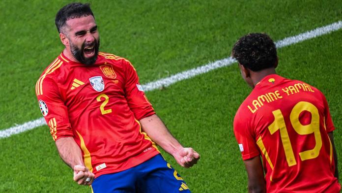 Dani Carvajal (vlevo) a Lamine Yamal měli důvod slavit