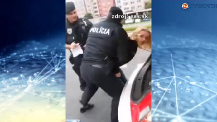 Policejní brutalita: Kroutil ruce nevinné blondýně a řval na ni