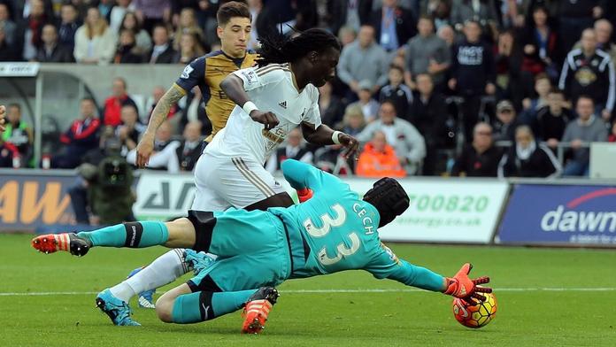 Kanonýři nastříleli Swansea tři góly, Čech má šestou ligovou nulu