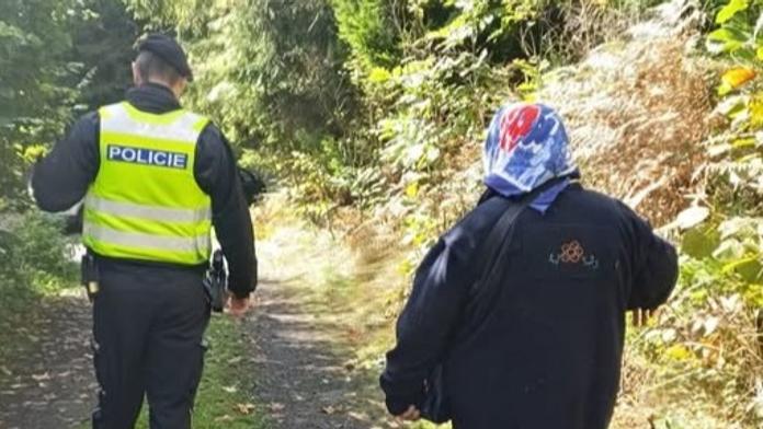 Stařenka se v lese ztratila manželovi. Zavolal policii, ona mezitím v klidu sbírala houby