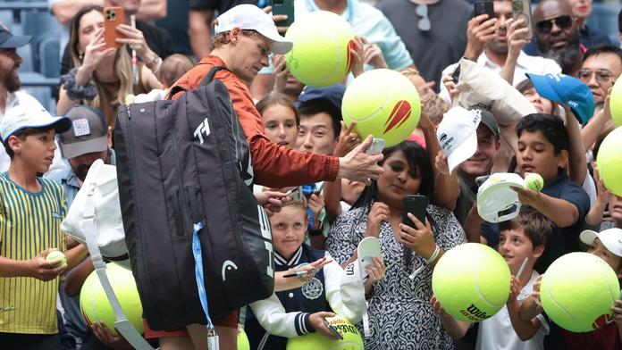 Další skandál na US Open. Fanoušek chtěl Sinnera okrást přímo na kurtu