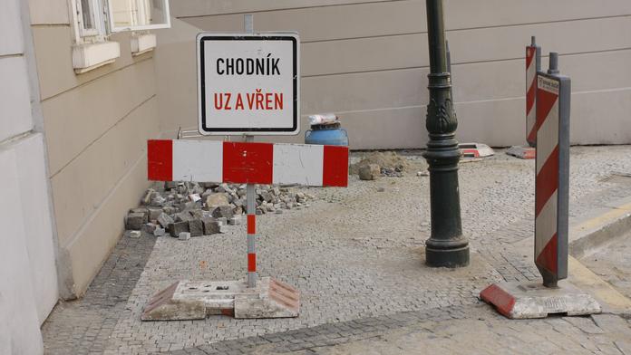 POZOR: Chodníky v Česku skrývají rakovinotvorný azbest