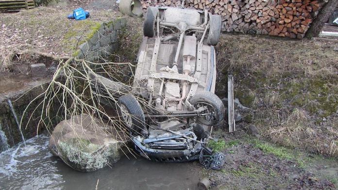 Auto skončilo v potoce, řidič utekl, další muž je v kritickém stavu