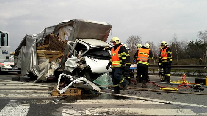 Dodávka zůstala po nehodě na R1 zaklíněná mezi dvěma kamiony