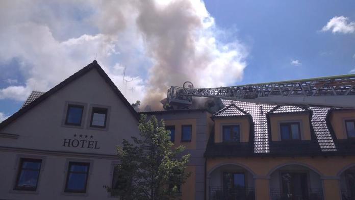 Hasiči v Děčíně se nezastavili. Kromě následků počasí vyjeli k hořícímu hotelu