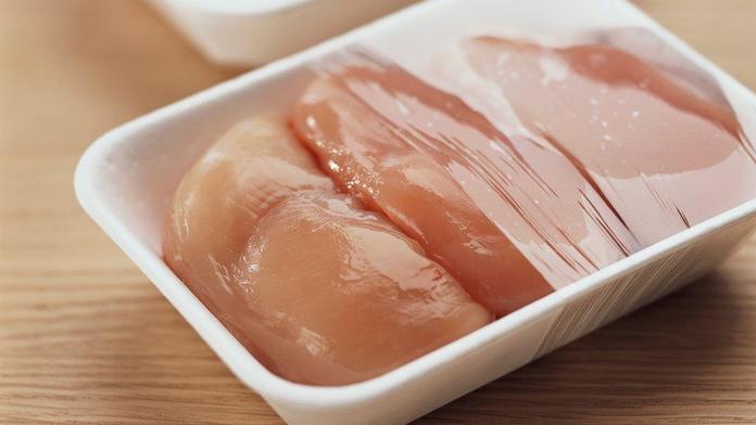 Další kuřecí se salmonelou z Polska! Obchody ho už prodaly