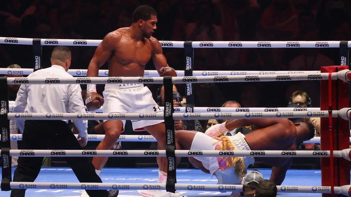 Anthony Joshua posílá k zemi Francise Ngannoua