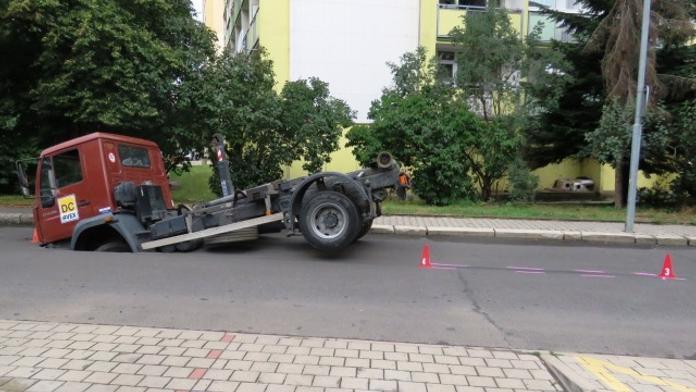 V Děčíně se pod náklaďákem propadla silnice, část kabiny zapadla