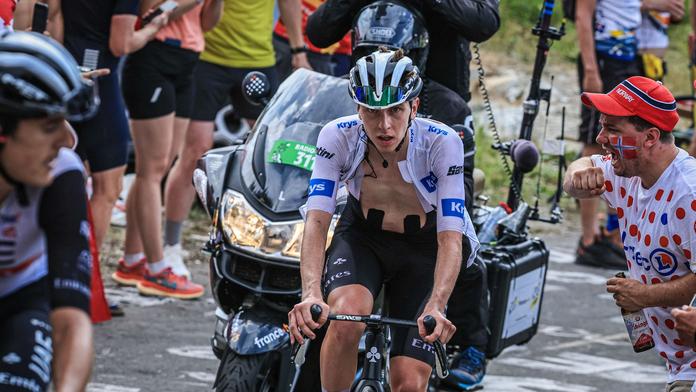 Jsem úplně hotový, mrtvý, řekl Pogačar do rádia. Tour už letos asi nevyhraje