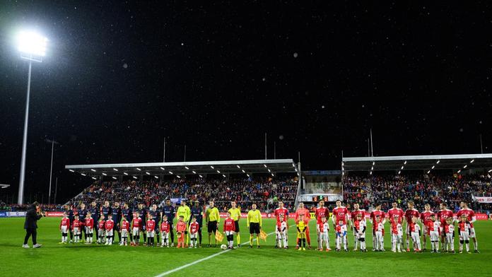 Další problém pro nový pardubický stadion. Lidé si stěžují na světelný smog