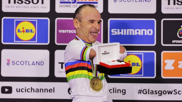Paralympijský cyklista bez rukou slaví 3. titul na MS. Za výhru dostal hodinky