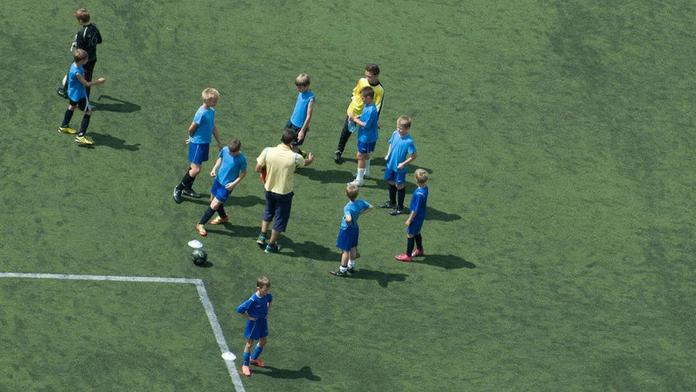 Vyhrocené utkání žáků v Kolíně: Divák z Vlašimi napadl rozhodčího!