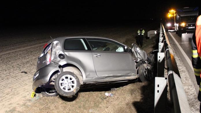 Auto vyjelo na svodidla jako na katapult. Řidička zemřela na místě