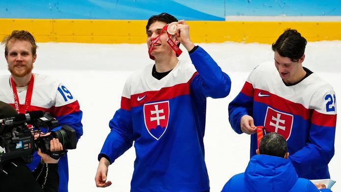 Slafkovský skončil druhý v prestižní anketě. Sebral i tučnou odměnu