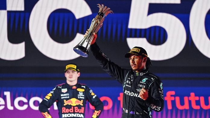 Verstappen byl penalizován, o druhé místo nepřišel. Je šílený, zuří Hamilton