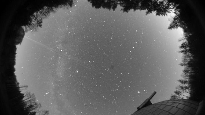 Lidi děsí hvězdné vlaky na obloze, astronomům působí problémy
