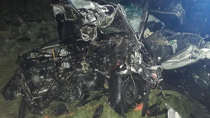 Zdemolované auto skončilo mimo silnici. Zraněné museli vyprostit