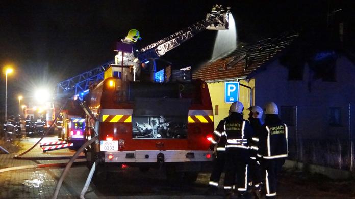 Oheň zničil střechu a podkroví nového domu, škoda je miliónová