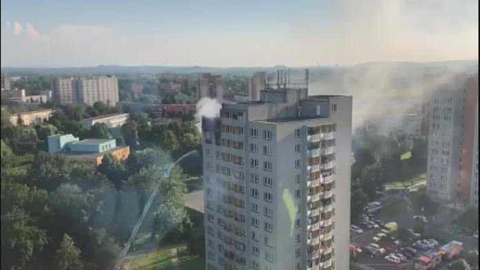 Valící se dým, záchranáři a bezmoc. Tragický požár paneláku OBRAZEM