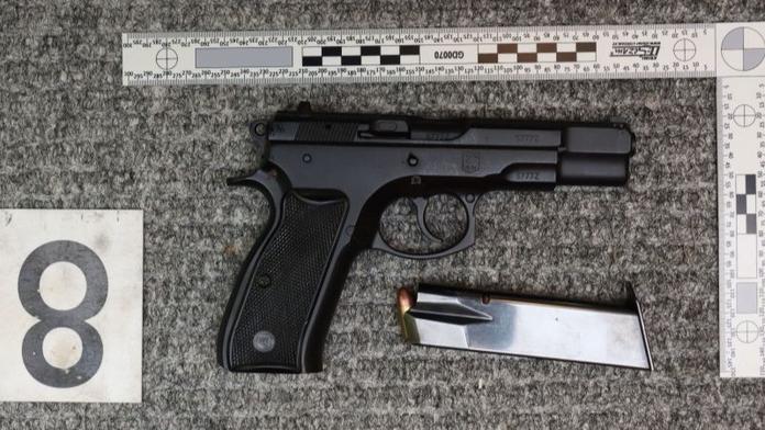 Desítky zbraní, 29 granátů a kila výbušnin. Policie zabavila obří arzenál