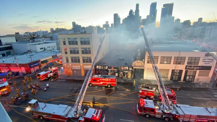 Při požáru v centru Los Angeles se zranilo nejméně 11 hasičů