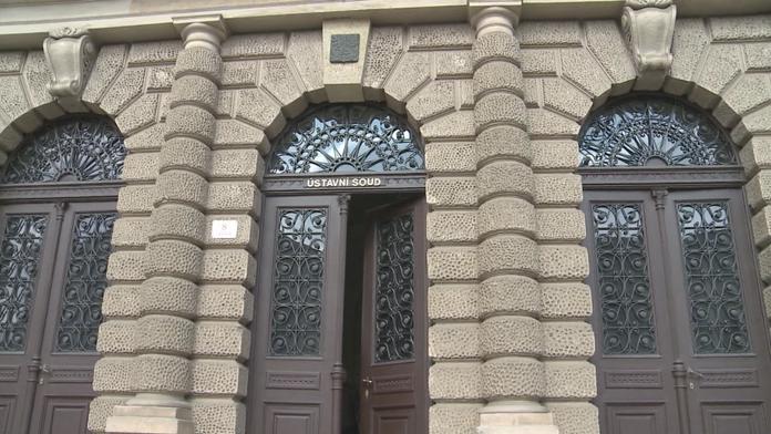 Hoch (14) chtěl změnit školu a zůstat s otcem. Ústavní soud se za něj postavil
