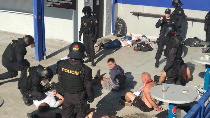 Fotbaloví chuligáni se vrhli na hasiče a pořadatele, policie hledá tři podezřelé