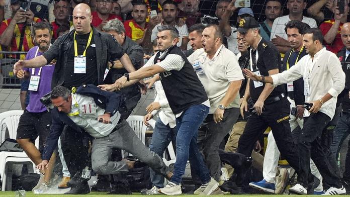 Další divočina v Turecku. Přímo na hřišti napadli Mourinhova šéfa