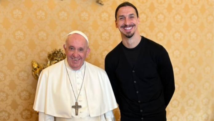 Ibrahimovič ve Vatikánu.  Slavný hráč si vyměnil dárky s papežem Františkem