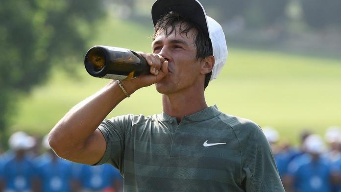 Malér elitního golfisty! V letadle obtěžoval ženu, močil do uličky