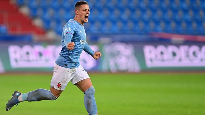 Zraněný záložník Slavie má důvod k radosti. Partnerka mu porodila holčičku