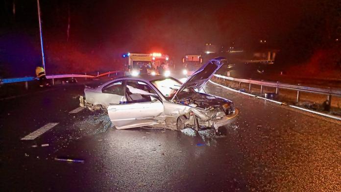 Záhadná nehoda v Praze. Na silnici zbylo jen zdemolované auto, řidič zmizel