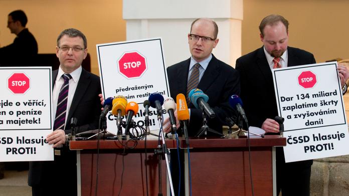 Církevní restituce spojily ČSSD a komunisty. Plánují obstrukce sněmovny