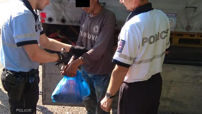 Uprchlíci, které našli v kamionu, mají smůlu! Vrátíme je zpět