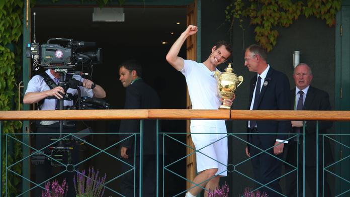 Sire Andy, píší Murraymu sportovci. Gratulace zaplavily sociální sítě.