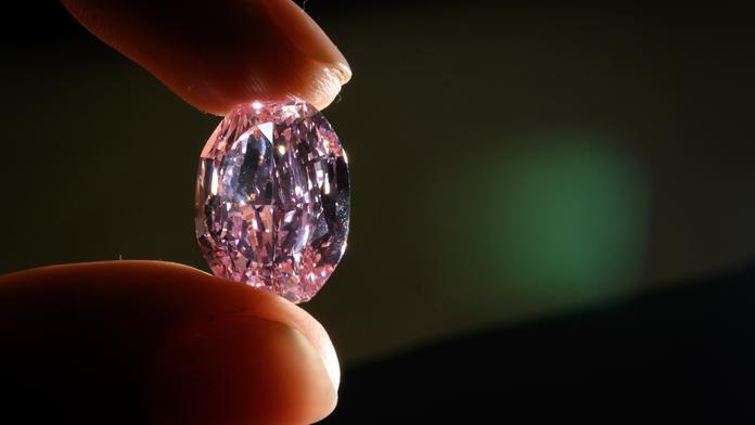 V Ženevě vydražili vzácný růžový diamant. Jeho cena vás omráčí
