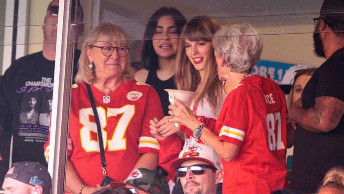 Taylor Swift s maminkou svého přítele Donnou Kelce (vlevo)