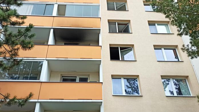 Plameny zachvátily byt v Kuřimi. Hasiči tam našli mrtvého muže