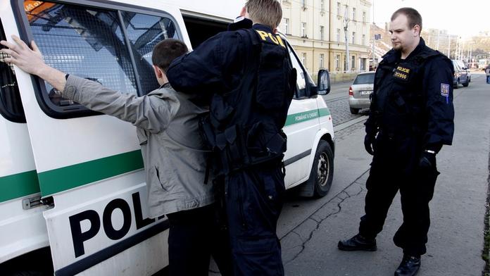 Řidiče kamionu probudili běženci v návěsu plném klecí. Udal je policii