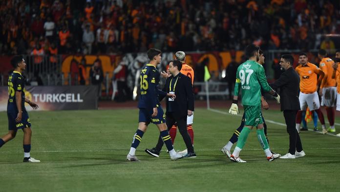 Další bizarní moment v Turecku. Hráči Fenerbahce po minutě opustili hřiště