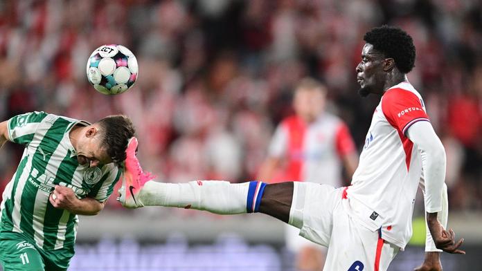 Slávista Ange N'Guessan trefuje kopačkou hlavu Václava Pilaře