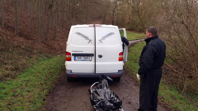 Muž hledaný policií se zastřelil jateční pistolí
