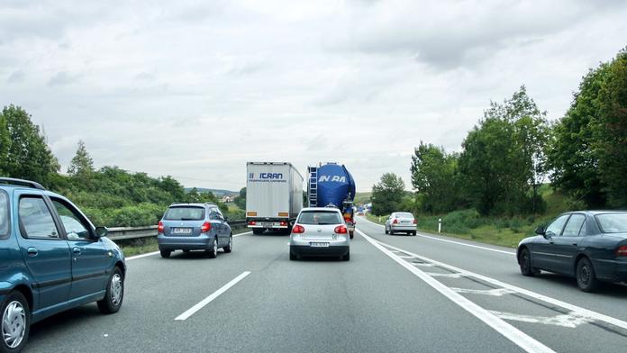 Dá se u nás trestat pomalá jízda? Co říkají pravidla o šnecích na silnicích
