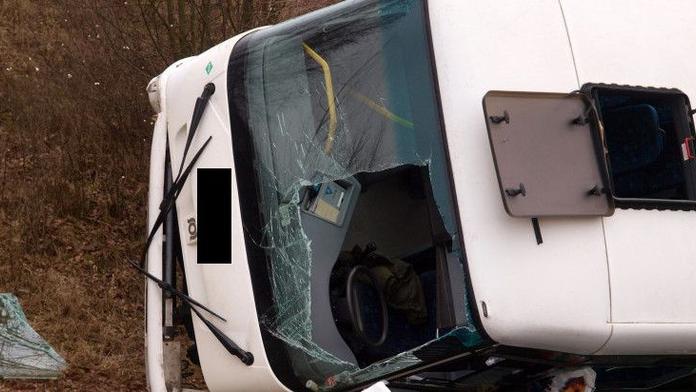 Autobus se zřítil z mostu, 32 lidí nepřežilo